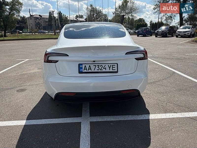 Седан Tesla Model 3 2025 в Киеве