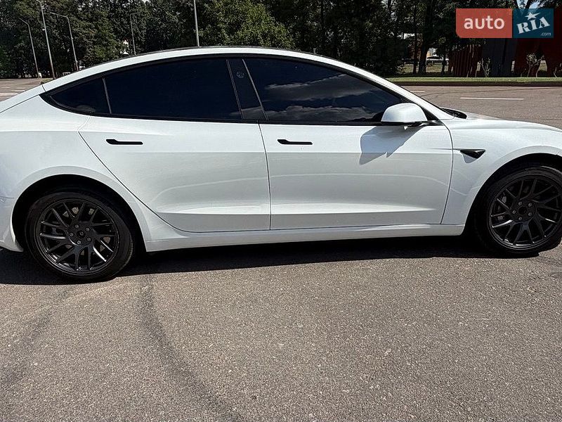Седан Tesla Model 3 2025 в Киеве