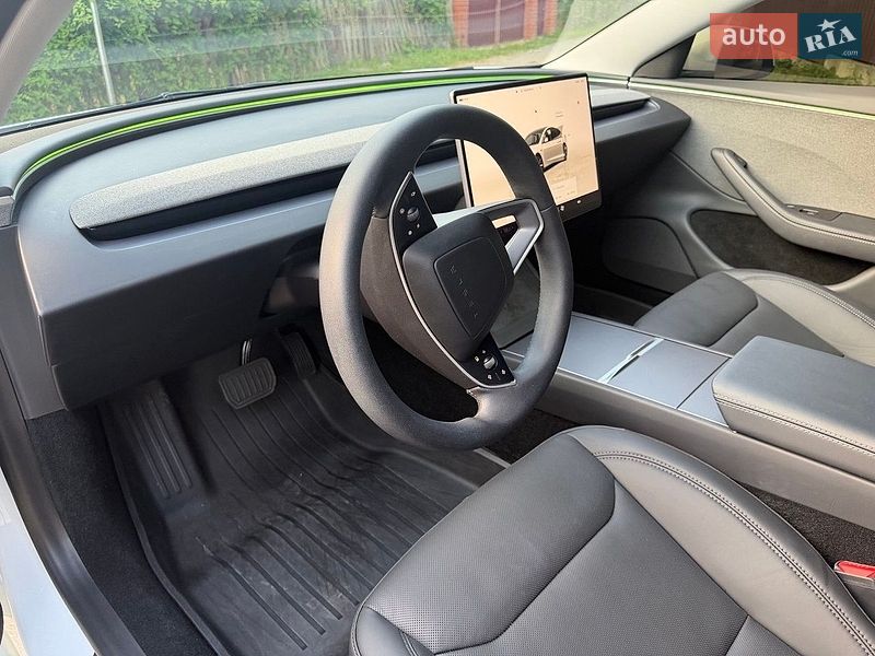 Седан Tesla Model 3 2025 в Киеве