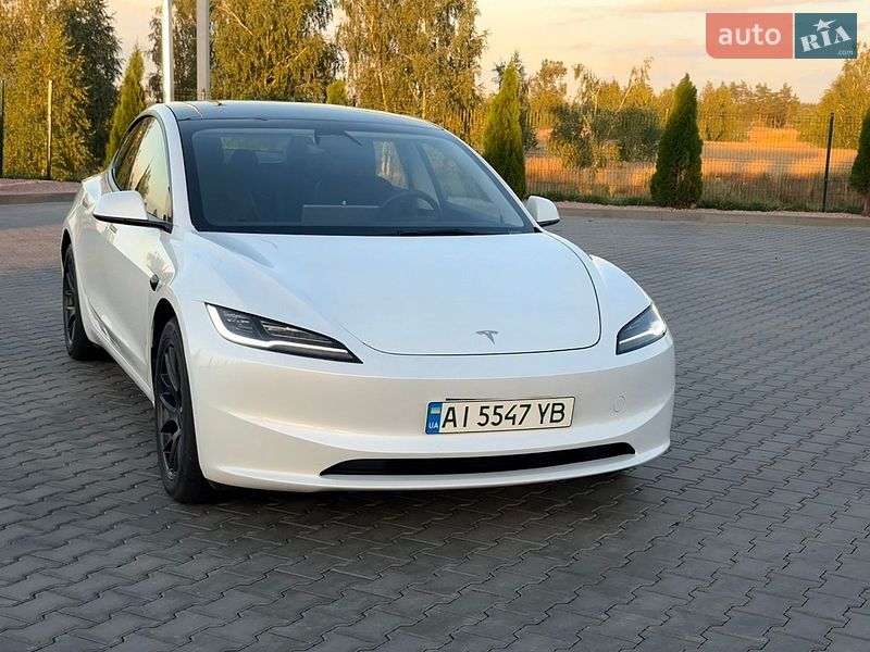 Седан Tesla Model 3 2024 в Бучі