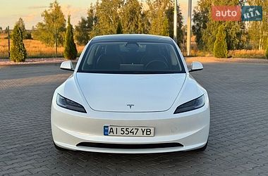 Седан Tesla Model 3 2024 в Бучі