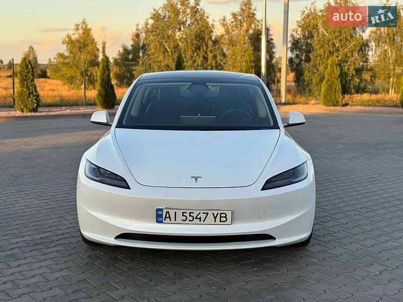 Седан Tesla Model 3 2024 в Бучі