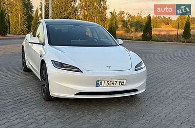 Седан Tesla Model 3 2024 в Бучі