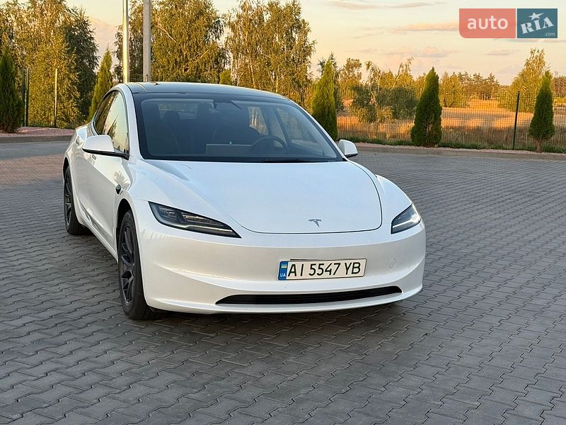 Седан Tesla Model 3 2024 в Бучі