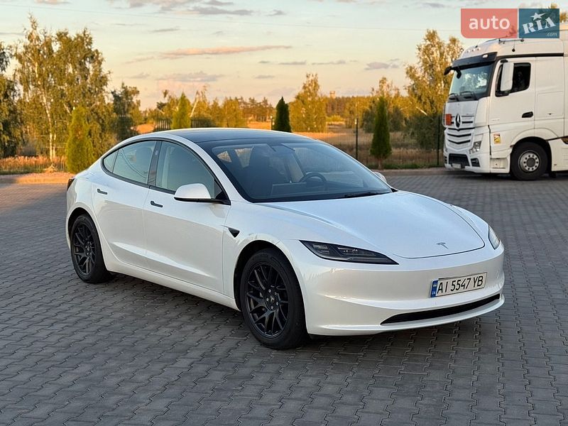 Седан Tesla Model 3 2024 в Бучі