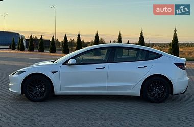 Седан Tesla Model 3 2024 в Бучі
