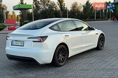 Седан Tesla Model 3 2024 в Бучі