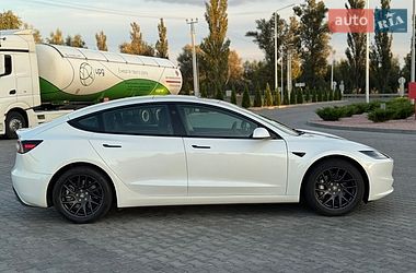 Седан Tesla Model 3 2024 в Бучі