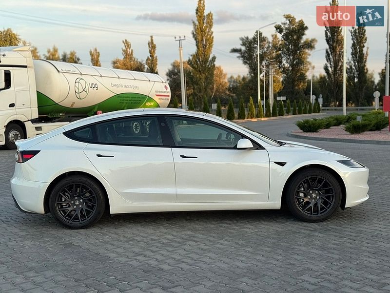 Седан Tesla Model 3 2024 в Бучі