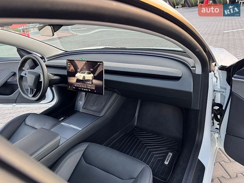 Седан Tesla Model 3 2024 в Бучі