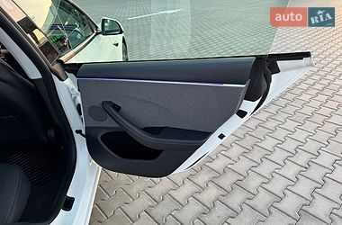 Седан Tesla Model 3 2024 в Бучі