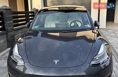 Седан Tesla Model 3 2022 в Острозі