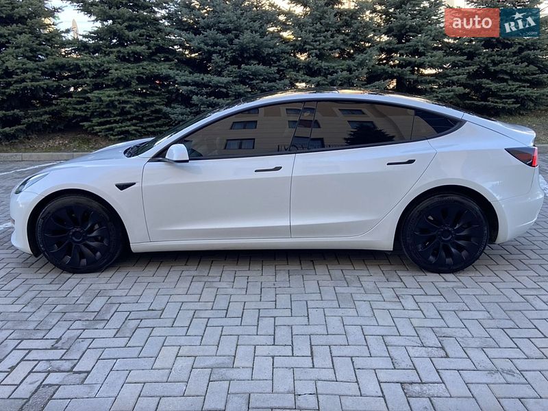 Седан Tesla Model 3 2023 в Києві