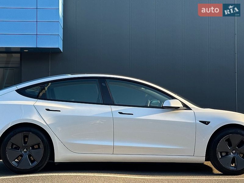 Седан Tesla Model 3 2022 в Киеве