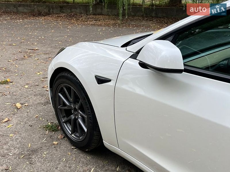 Седан Tesla Model 3 2021 в Млинове