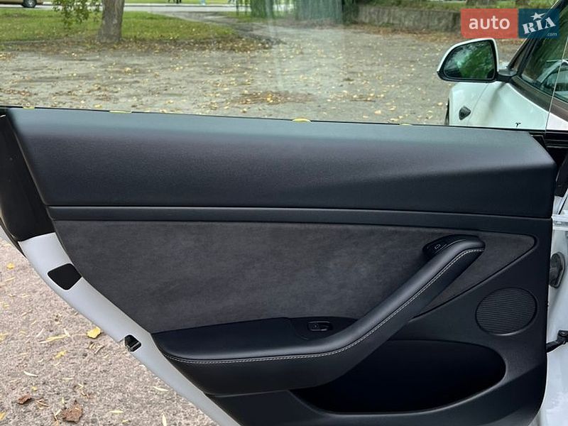 Седан Tesla Model 3 2021 в Млинове