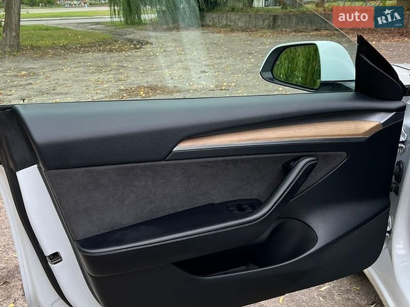 Седан Tesla Model 3 2021 в Млинове