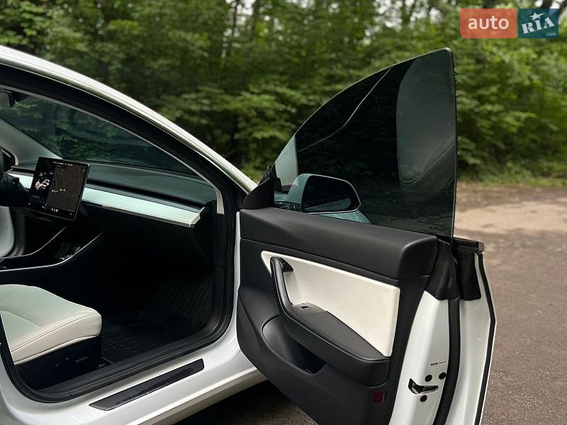 Седан Tesla Model 3 2019 в Львові