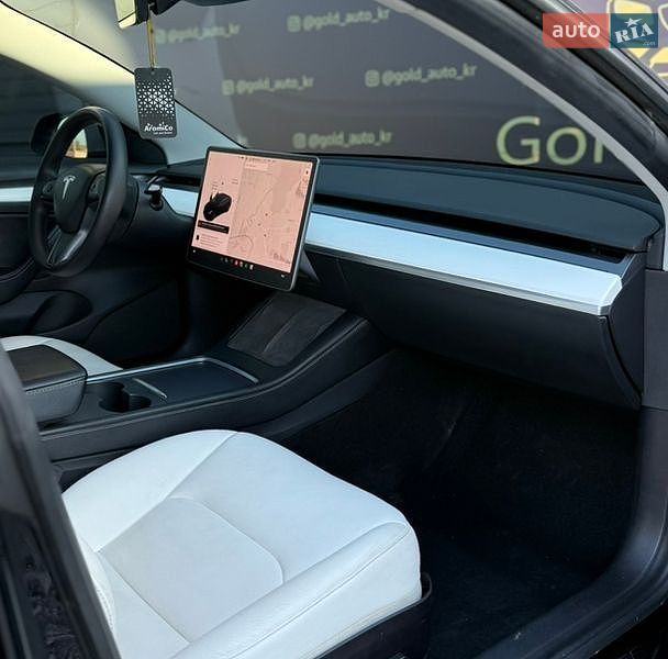 Седан Tesla Model 3 2021 в Кривому Розі