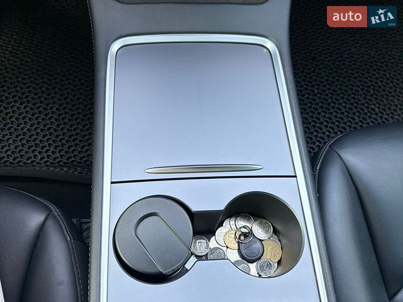 Седан Tesla Model 3 2021 в Киеве