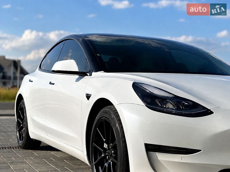 Седан Tesla Model 3 2021 в Луцке
