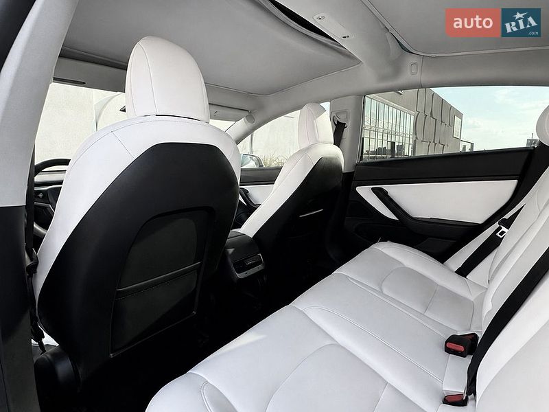 Седан Tesla Model 3 2021 в Луцке