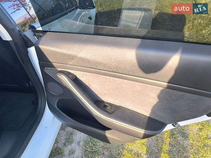 Седан Tesla Model 3 2022 в Львове