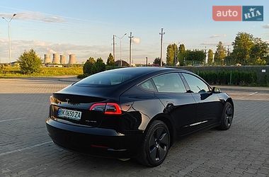Седан Tesla Model 3 2022 в Вараше