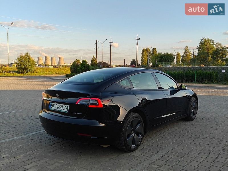 Седан Tesla Model 3 2022 в Вараше