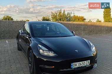 Седан Tesla Model 3 2022 в Вараше