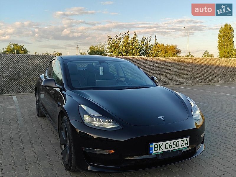 Седан Tesla Model 3 2022 в Вараше