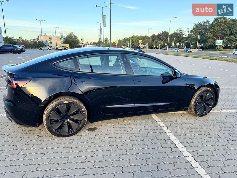 Седан Tesla Model 3 2024 в Львове