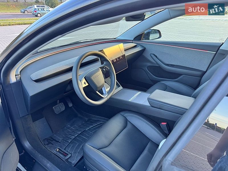 Седан Tesla Model 3 2024 в Львове
