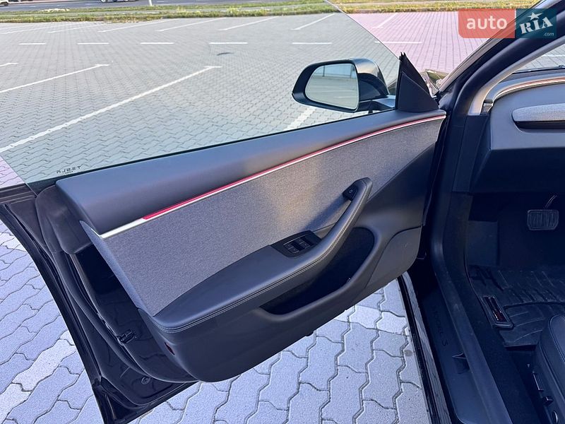 Седан Tesla Model 3 2024 в Львове