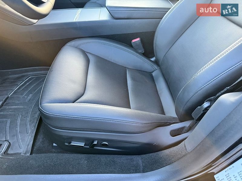 Седан Tesla Model 3 2024 в Львове