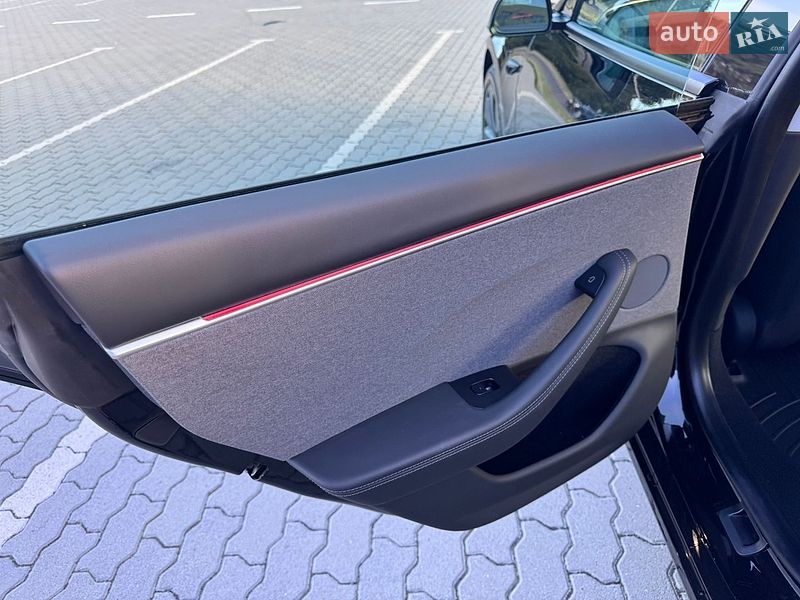 Седан Tesla Model 3 2024 в Львове