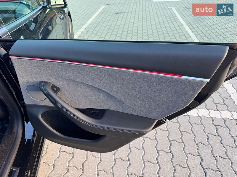 Седан Tesla Model 3 2024 в Львове