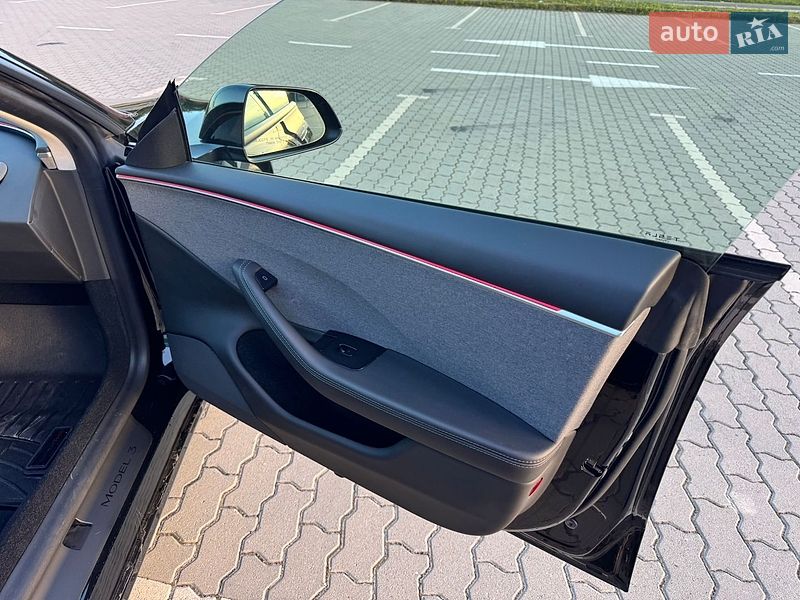 Седан Tesla Model 3 2024 в Львове
