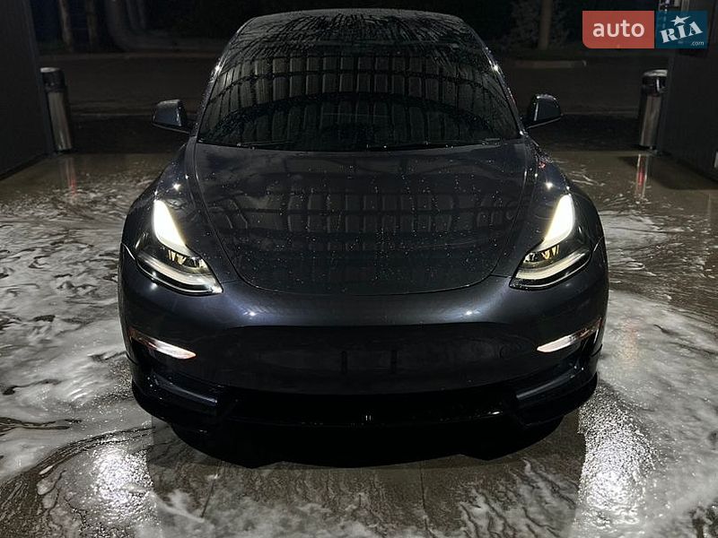 Седан Tesla Model 3 2021 в Львові