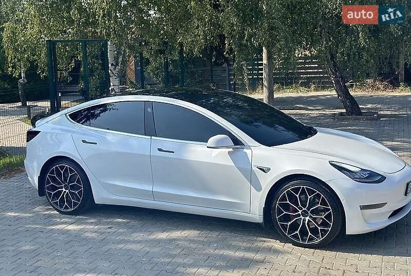 Седан Tesla Model 3 2021 в Львове