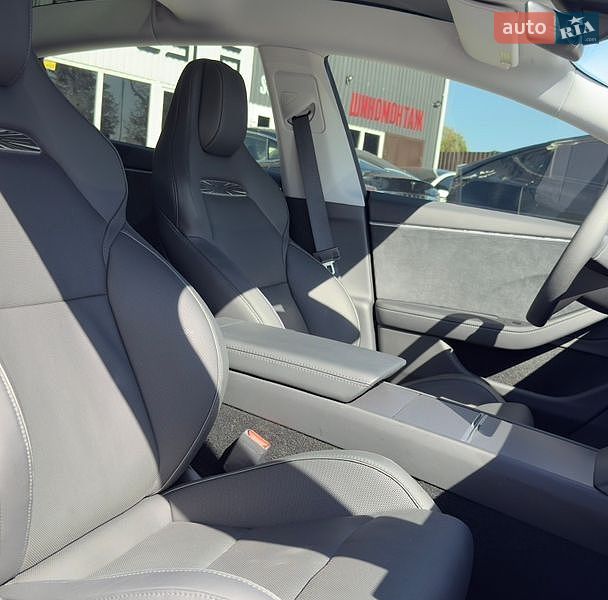 Седан Tesla Model 3 2024 в Вінниці