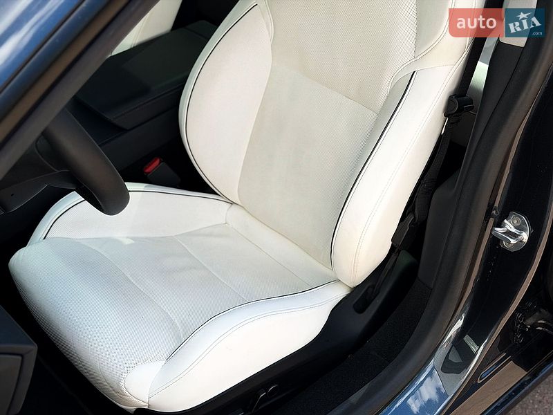 Седан Tesla Model 3 2024 в Києві