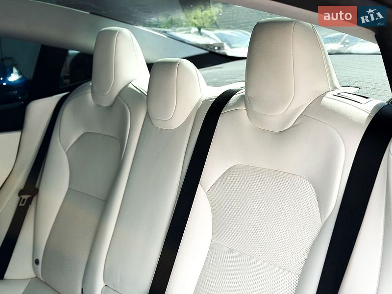 Седан Tesla Model 3 2024 в Києві