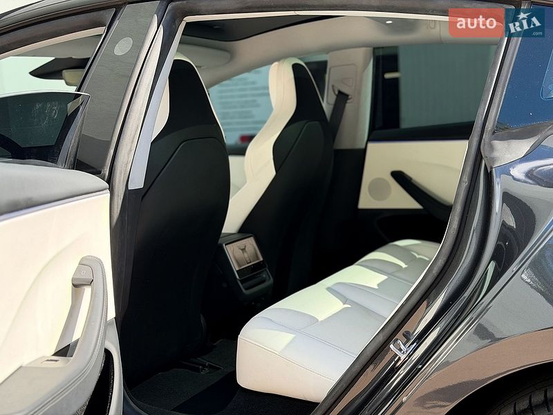 Седан Tesla Model 3 2024 в Києві