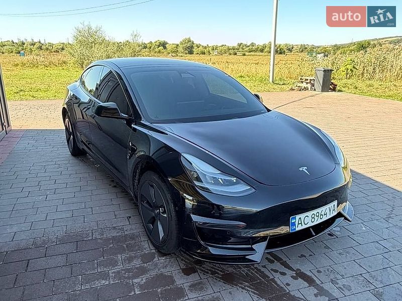 Tesla Model 3, photos from the listing