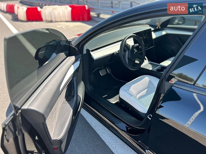 Седан Tesla Model 3 2023 в Києві