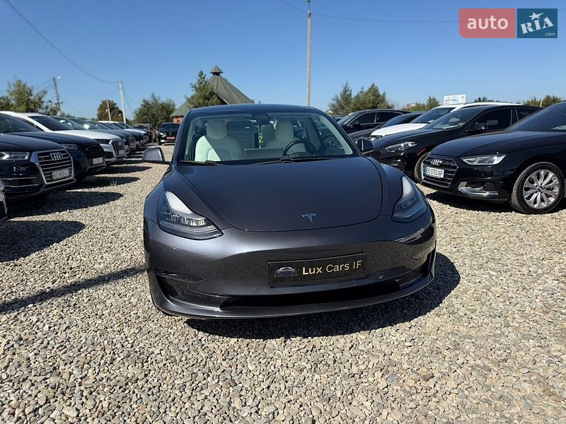 Седан Tesla Model 3 2020 в Івано-Франківську