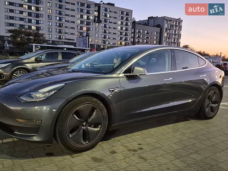 Седан Tesla Model 3 2020 в Львові