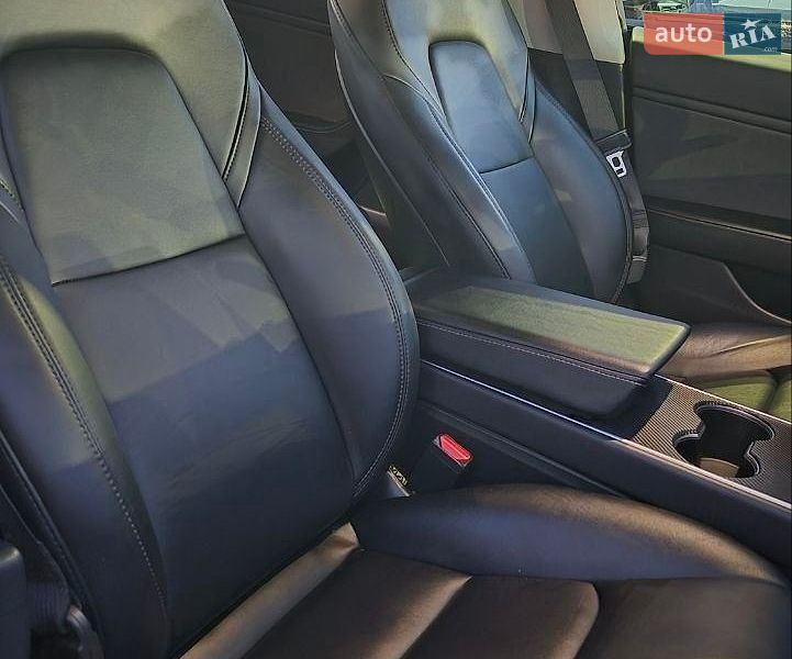 Седан Tesla Model 3 2020 в Львові