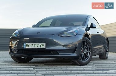 Седан Tesla Model 3 2021 в Львове